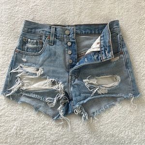 Levi 501 shorts size 24